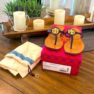 Tori Burch Mini Miller Leather Thong in Perfect Black. Size 8